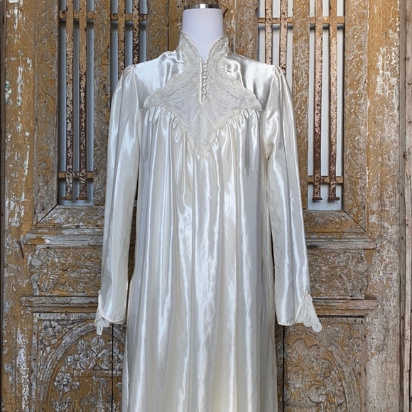 DONNA RICHARDS OFF WHITE SATIN ROMANTIC NIGHTGOWN